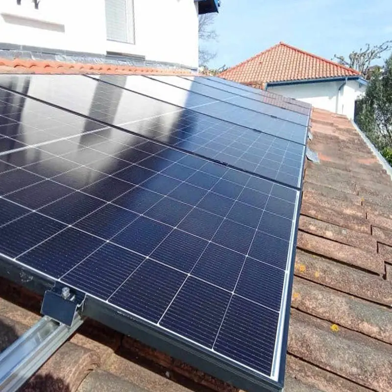 Expert DJDM Énergies expliquant le fonctionnement de l'énergie solaire