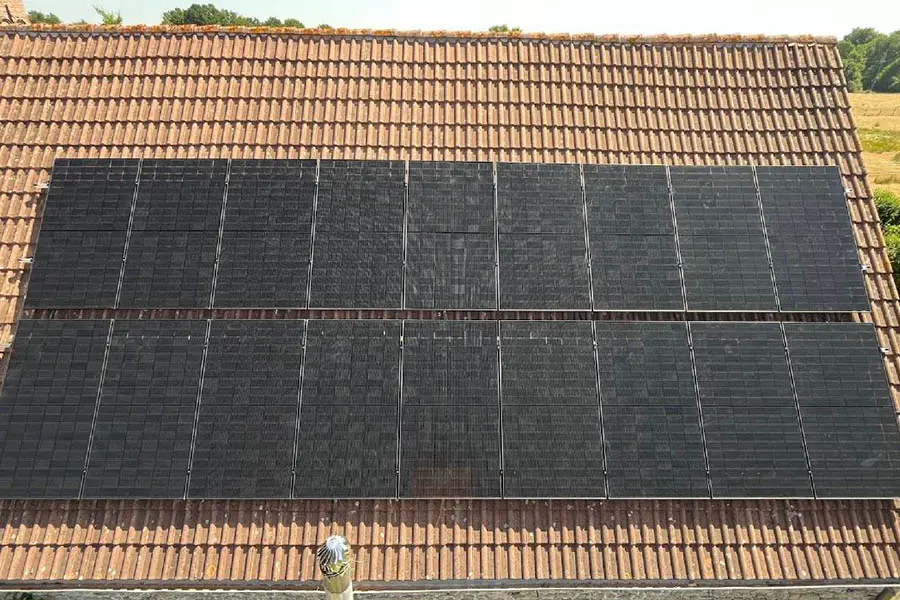 Pose de panneaux solaires monocristallins sur toiture tuile à Limoges - DJDM Énergies